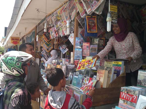 Aktivitas jual beli di kios buku dan majalah di kawasan titik nol kilometer, Jogja, Selasa (19/4/2016). (Kusnul Isti Qomah/JIBI/Harian Jogja)