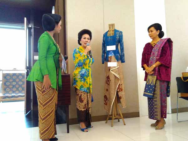 Ibu-ibu yang tergabung dalam Perhimpunan Perempuan Berbusana Bersanggul Nusantara 'Kemala', di lantai III Gedung ION's Jogja, Sabtu (16/4).(Uli Febriarni/JIBI/Harian Jogja)