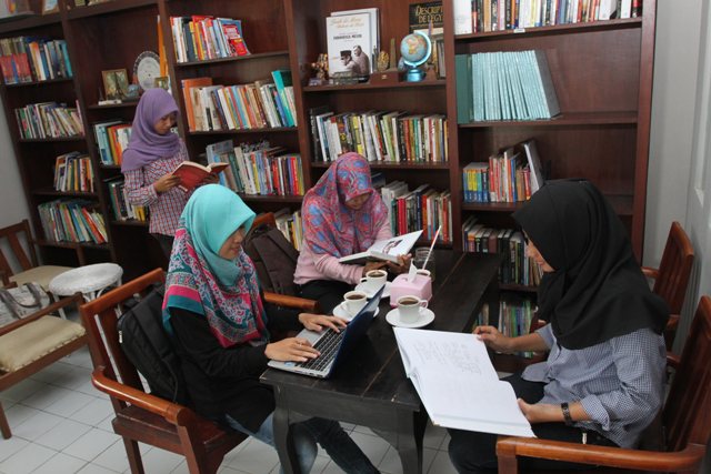 Pengunjung menikmati kopi dan membaca buku di Cafe Library, Banjarsari, Solo, Selasa (19/4/2016). (Ahmad Fauzan/JIBI/Solopos)