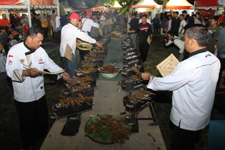 - Koki memasak ceker ayam saat acara Solo Indonesia Culinary Festival (SICF) 2016 bertema Festival Ceker Bakar di Benteng Vastenburg, Solo, Kamis (7/4/2016). (Ahmad Fauzan/JIBI/Solopos)