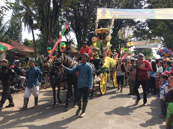 Pengantin tebu saat dikirab dalam acara Cembengan di Pabrik Gula Madukismo, Jumat (29/4/2016). (Yudho Priambodo/JIBI/Harian Jogja)