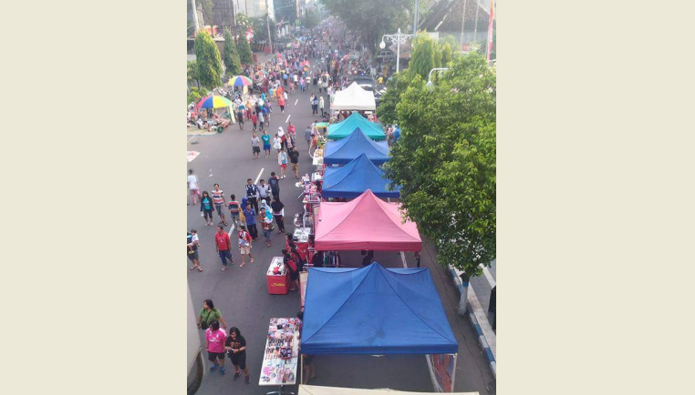 Tenda untuk berjualan berdiri di area CFD Jl. Pahlawan Madiun. (Facebook-Paguma)