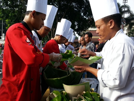 Perwakilan chef yang tergabung dalam Indonesian Chef Association (ICA) Soloraya menjual makanan tradisional khas Solo seperti nasi liwet, pecel ndeso, sate kere, dan cabuk rambak seharga Rp2.500/porsi di arena car free day Jl. Slamet Riyadi Gladag, Minggu (3/4/2016) pagi. Penjualan makanan tradisional tersebut sebagai praacara Solo Indonesia Culinary Festival 2016.
(Mahardini Nur Afifah/JIBI/Solopos)
