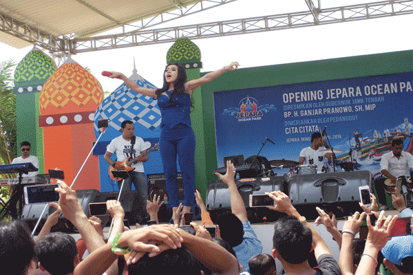 Penyanyi dangdut Cita Citata mengibur pengunjung pada pembukaan Jepara Ocean Park di Desa Mororejo, Kecamatan Mlonggo, Jepara, Minggu (10/4/2016).
(JIBI/Semarangpos.com/Insetyonoto)