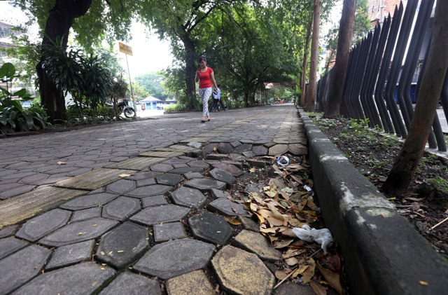 Paving blok di atas saluran drainase terlihat rusak dan ambles di citywalk Jl. Slamet Riyadi, Solo, Kamis (7/4/2016). (Ivanovich Aldino/JIBI/Solopos)