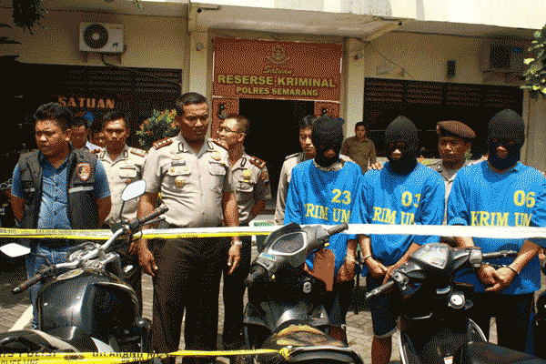 Kapolres Semarang, AKBP Latief Usman (kedua dari kiri) didampingi Kasat Reskrim Polres Semarang, AKP Herman Sophian (paling kiri), menunjukkan komplotan pelaku curanmor berikut barang buktinya kepada para wartawan di Mapolres Semarang, Selasa (19/ 4/2016). (Imam Yuda S/JIBI/Semarangpos.com)