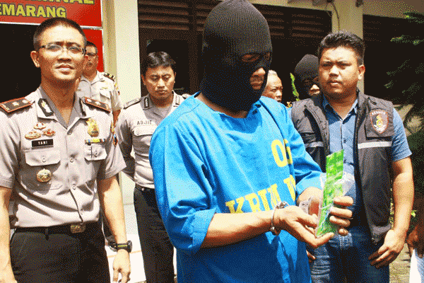Salah satu pelaku Curanmor, Wahyudi, menunjukkan obat tidur yang digunakan untuk membius korban di Mapolres Semarang, Selasa (19/4/2016). (Imam Yuda Saputra/JIBI/Semarangpos.com)