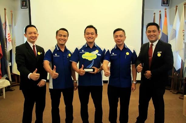 General Manager Hotel Dafam Fortuna Malioboro Yogyakarta Aris Dwi Atmoko (tengah) menerima penghargaan Best Hotel Performance, Sabtu (23/4/2016). (Foto istimewa)