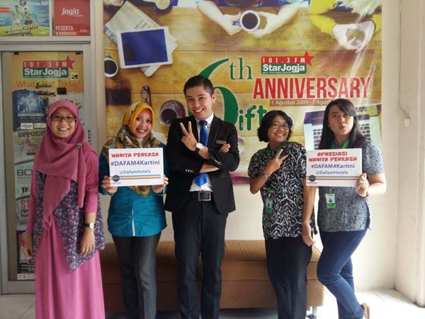 Leno Christiannaldo, Public Relations Executive Hotel Dafam Fortuna Jogja berfoto bersama wanita perkasa Harian Jogja dan Star Jogja FM. (Istimewa)