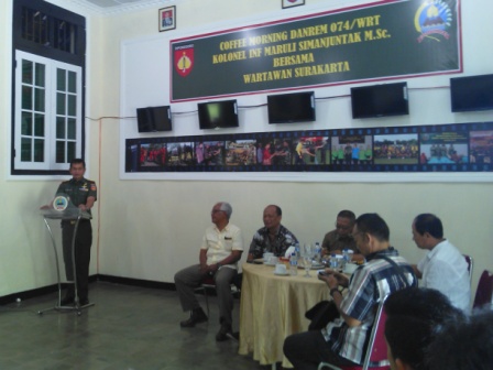 Komandan Korem (Danrem) 074/Warastratama, Kolonel (Inf) Maruli Simanjutak berbincang dengan awak media Kota Solo dalam acara coffe morning di Media Center Makorem 074/Warastratama Surakarta, Jumat (15/4/2015). (Aries Susanto/JIBI/Solopos)