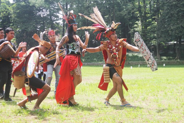 Para mahasiswa Universitas Kristen Satya Wacana (UKSW) Salatiga asal Kalimantan menampilkan tarian sebelum mengikuti pawai budaya, Sabtu (16/4/2016). (Imam Yuda S/JIBI/Semarangpos)