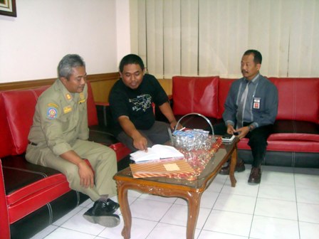 Penasihat LSM Mapan Sragen Handoko (tengah) berdebat tentang aturan di Perda No. 8/2014 dan Perda No. 12/2014 dengan Kepala Satpol PP Sragen Dwi Sigit Kartanto (kiri) dan Kepala BPTPM Sragen Tugiono (kanan) di Kantor BPTPM Sragen, Selasa (19/4/2016) siang. (Tri Rahayu/JIBI/Solopos)