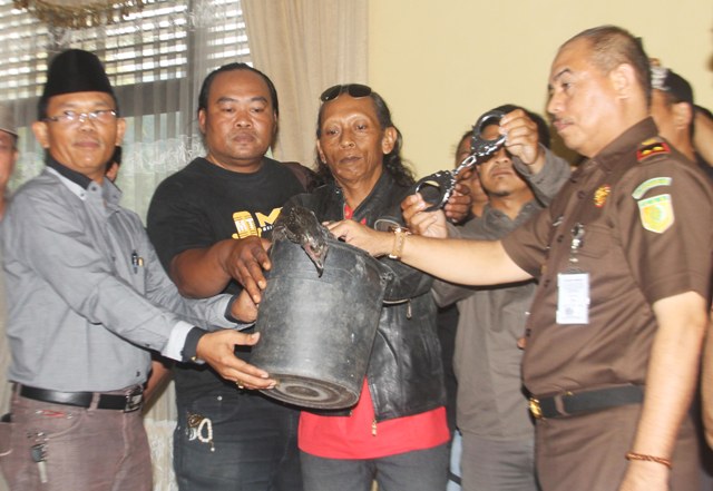 Kajari Ambarawa, Said Muhammad (kanan), menerima hadiah ayam betina dari Koordinator Aksi gabungan LSM peduli tindak pidana korupsi se Kabupaten Semarang, Yohanes Sugiwiyarno (kiri) di Kantor Kejari Ambarawa, Selasa (5/4/2016).