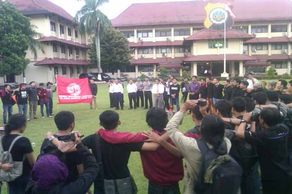 Puluhan mahasiswa UGM menggelar demonstrasi memprotes Densus 88 di Halaman Mapolda DIY, Rabu (13//2016) sore. (Sunartono/JIBI/Harian Jogja)
