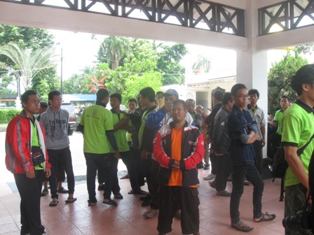 Tenaga kerja dari PT Nusa Media Web, Sukoharjo berkumpul di lobi Gedung DPRD Sukoharjo saat mendatangi gedung wakil rakyat, Senin (11/4/2016). (Trianto Hery Suryono/JIBI/Solopos)