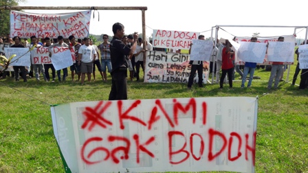 Warga Canden, Kecamatan Sambi, menggelar demo di lapangan desa yang disewa untuk pengolahan material beton, Senin (25/4/2016). (Hijriyah Al Wakhidah/JIBI/Solopos)