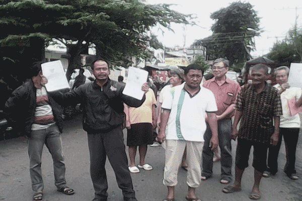 Warga Kampung Kebonsari, Kelurahan Bangunharjo, Kecamatan Semarang Tengah demonstrasi dengan memblokadi jalan utama Plampitan mengecam pembongkaran rumah mereka, Jumat (22/4/2016). (JIBI/Sem
arangpos.com/Insetyonoto)