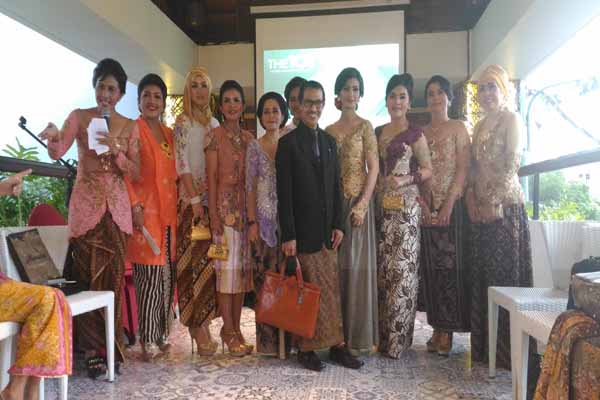 Desainer Jogja Isyanto berfoto bersama para perempuan Lions Club Yogyakarta Manggala Mataram yang mengenakan kebaya karyanya, Kamis (21/4/2016). (Bernadheta Dian Saraswati/JIBI/Harian Jogja)