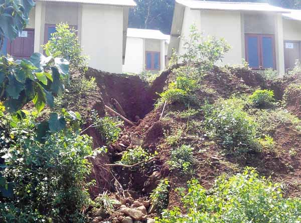 Kondisi gerusan air hujan yang mengancam perumahan Desaku Menanti di Dusun Doga, Nglanggeran, Kecamatan Patuk, Rabu (13/2/2016). (David Kurniawan/JIBI/Harian Jogja)
