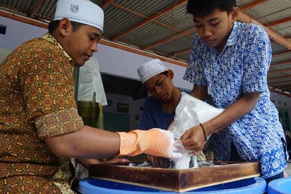 Ahmad Thoriq beserta sesama rekan santri pondok pesantren Budi Mulyo mencampur adonan deterjen. (Sekar Langit Nariswari/JIBI/Harian Jogja)