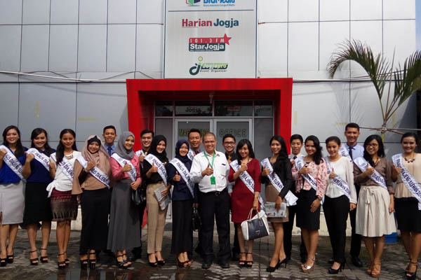 Finalis Dimas Diajeng Sleman berfoto bersama saat mengunjungi Harian Jogja, Rabu (13/4/2016). (Nina Atmasari/JIBI/Harian Jogja)