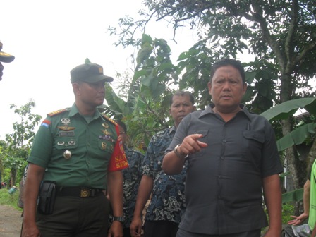 Dirjen Prasarana dan Sarana Pertanian Kementerian Pertanian, Hatot Irianto (kanan) berbincang-bincang dengan Danramil 02/Nguter, Kapten (Inf) Moch Aziez tentang serapan gabah di lahan persawahan Dusun Mulyorejo, Desa Lawu, Kecamatan Nguter, Kabupaten Sukoharjo, Kamis (14/4/2016). (Trianto Hery Suryono/JIBI/Solopos)
