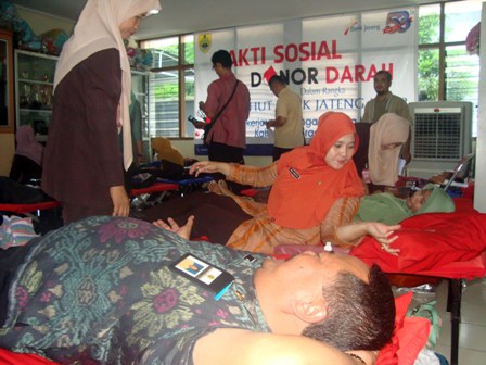 Kabag Humas Setda Sragen Tugino mengikuti donor darah yang diadakan Bagian PP & PA dan Bank Jateng di Aula Bank Jateng Sragen, Selasa (5/4/2016). (Tri Rahayu/JIBI/Solopos)