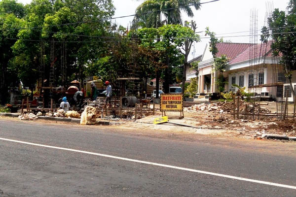 Sejumlah pekerja mulai membangun gapura dan pagar di sisi barat gedung DPRD di Jalan Brigjen Katamso, Wonosari, Rabu (27/4/2016). (David Kurniawan/JIBI/Harian Jogja)