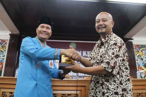 Ketua DPRD Kota Jogja Sujanarko (kanan) saat bertukar cinderamata dengan Asisten Bupati Bidang Administrasi Umum Pemkab Kutai Kertanegara di Pendopo Bupati Kutai Kartanegara, Kamis (21/4/2016) siang.(Arief Junianto/JIBI/Harian Jogja)