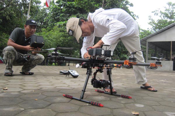 Aktivitas pengoperasian drone di kawasan Sendangtirto, Berbah, Sleman. (Sunartono/JIBI/Harian Jogja)