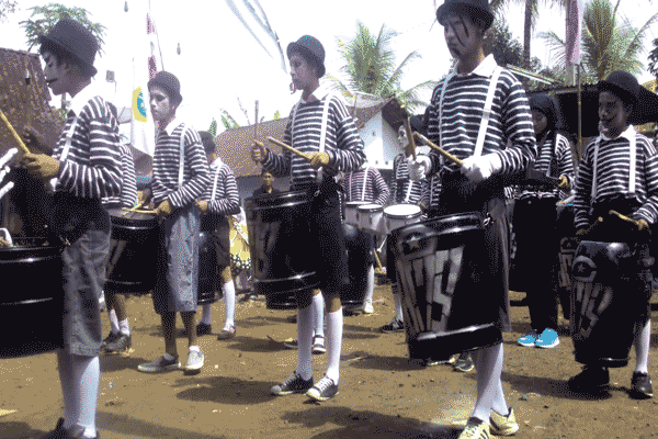 Salah satu pertunjukan Drumblek Salatiga (youtube)