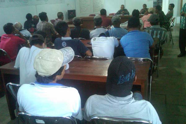 Puluhan warga Kasuran melakukan dialog dengan Kepala Desa Margomulyo, Seyegan di Balai Desa setempat, Kamis (14/4/2016). (Sunartono/JIBI/Harian Jogja)