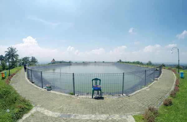 Pemandangan di tepi Embung Banjaroya. (Holy Kartika N.S/JIBI/Harian Jogja)