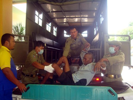 Para aparat Satpol PP Sragen memindahkan tubuh Suparjo, 70, gelandangan asal Ngawi, dari bak truk ke amben beroda di depan UGD RSUD Soehadi Prijonegoro Sragen, Senin (18/4/2016). (Tri Rahayu/JIBI/Solopos)