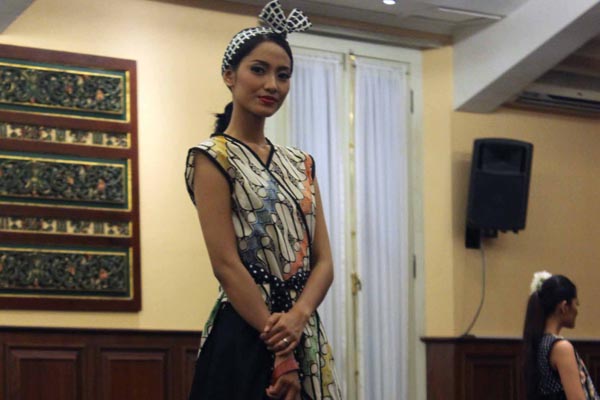 Karya-karya desainer yang tergabung dalam The Rempeyeks yang ditampilkan dalam fashion show Perang Parang di The Phoenix Hotel, Jogja, Kamis (31/3/2016). (Kusnul Isti Qomah/JIBI/Harian Jogja)