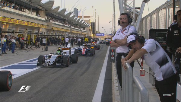 Fernando Alonso di depan garasi McLaren, di Sirkuit Sakhir, Bahrain, Minggu (3/4/2016). (@F1)
