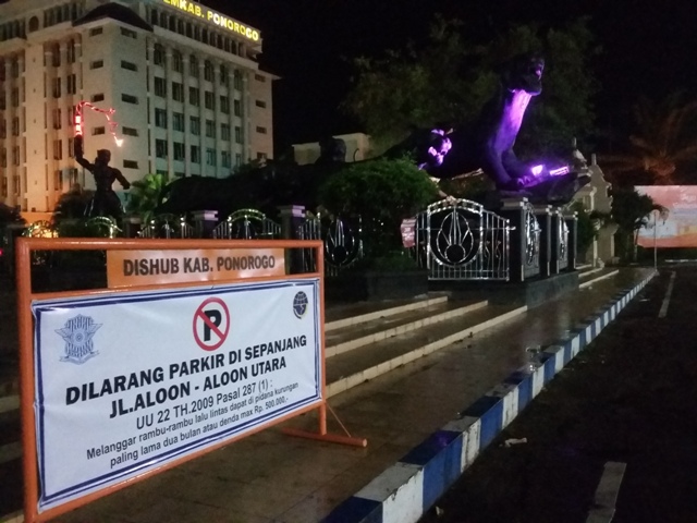 Kondisi kawasan Alun-alun Ponorogo setelah adanya kebijakan larangan parkir di sekitar kawasan alun-alun, Kamis (7/4/2016) malam. (Abdul Jalil/JIBI/Madiunpos.com)