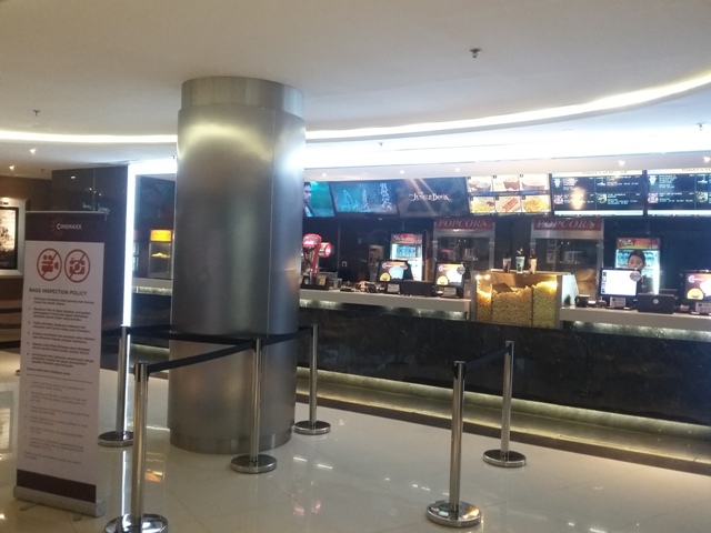 Karyawan Cinemaxx menunggu pembeli di tempat pembelian tiket di bioskop yang berlokasi di Ponorogo City Center itu, Senin (11/4/2016). (Abdul Jalil/JIBI/Madiunpos.com)