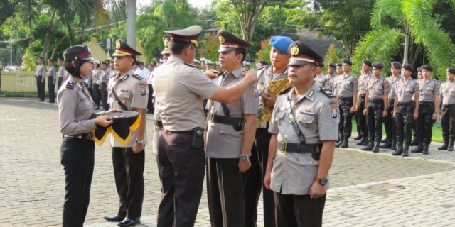 Kapolres Pacitan AKBP Taryadi melakukan serah terima jabatan pejabat baru di Polres Pacitan, Selasa (12/4/2016). (polrespacitan.com)