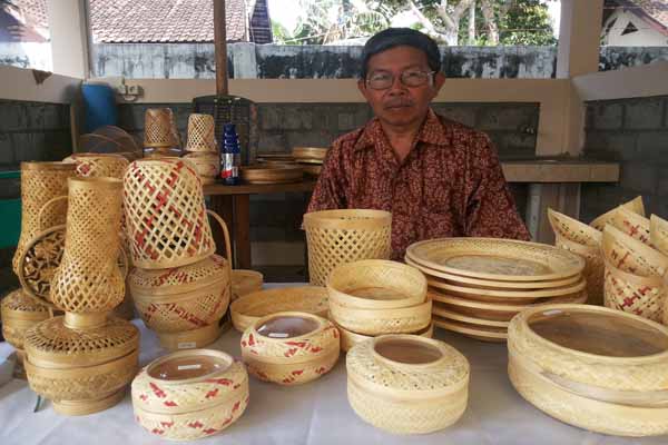 Paidi menunjukkan karya kerajinan bambu