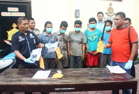 Kaur Bin Ops (KBO) Sat Reskrim Polres Karanganyar, Iptu Tri Gusnadi,
(kiri), menunjukkan barang bukti dan lima pemuda yang tidak segan
melakukan kekerasan saat mencuri, Kamis (31/3/2016). (Sri Sumi Handayani/JIBI/Solopos)