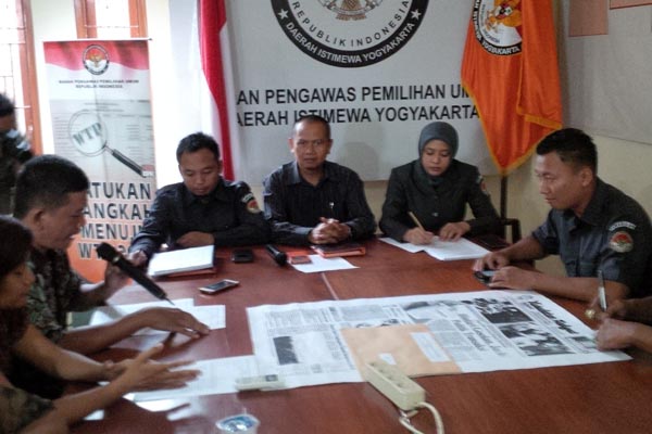 Komisioner Bawaslu DIY saat menerima audiensi dari GAKY yang mempertanyakan Independensi anggota pansel pengawas pilkada. (Ujang Hasanudin/JIBI/Harian Jogja)