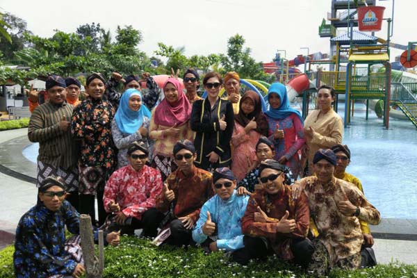 Seluruh staf karyawan dan pimpinan Galaxy Waterpark mengenakan busana adat Jawa berfoto di kawasan waterpark, Kamis (21/4/2016). (Yudho Priambodo/JIBI/Harian Jogja)