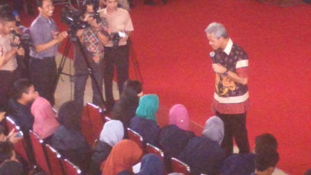 Gubernur Jateng, Ganjar Pranowo (kanan) berbincang dengan seorang mahasiswi saat memberi kuliah umum di Universitas Veteran Bantara Sukoharjo, Kamis (14/4/2016). (Trianto Hery Suryono/JIBI/Solopos)
