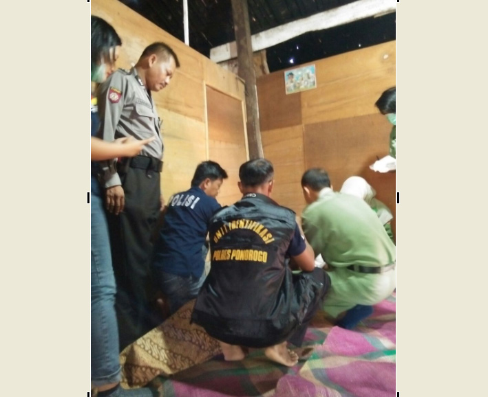 Anggota Polres Ponorogo mengidentifikasi korban gantung diri di Kelurahan Singosaren, Senin (4/4/2016). (Istimewa)