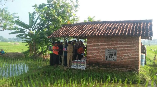 Warga dan polisi mendatangi rumah tempat penyimpanan alat pertanian di Mojomati, Kecamatan Jetis, Ponorogo, yang digunakan Slamet untuk gantung diri, Rabu (27/4/2016). (Abdul Jalil/JIBI/Madiunpos.com)
