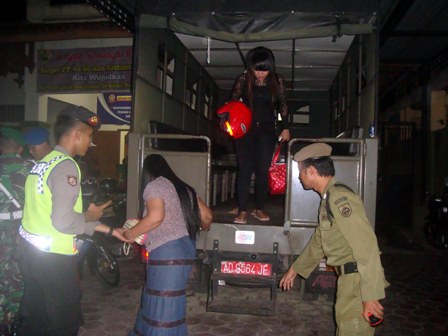 Ida Royani, 21, LC asal Masaran, menuruni tangga besi truk setibanya di halaman Kantor Satpol PP Sragen, Sabtu (23/4/2016) malam. Tim gabungan operasi pekat merazia tiga hotel pada malam itu. (Tri Rahayu/JIBI/Solopos)