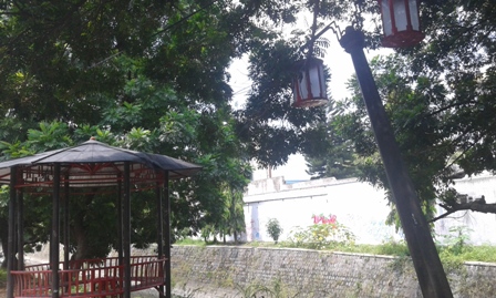 Tiang lampu di tepi Kali Pepe, wilayah Kelurahan Sudiroprajan, Jebres, Solo yang hampir roboh, Senin (11/4/2016). (Irawan Sapto Adhi/JIBI/Solopos)