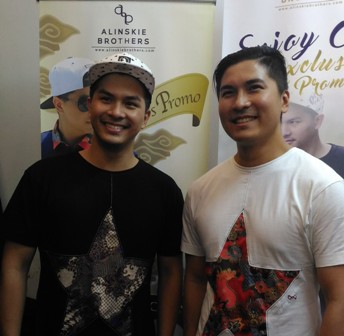 Glenn Alinskie (kiri) dan Michael Alinskie (kanan) berpose di booth Alinskie Brothers di atrium The Park Mall Solo Baru, Sabtu (23/4/2016). (Kharisma Dhita Retnosari/JIBI/Solopos)
