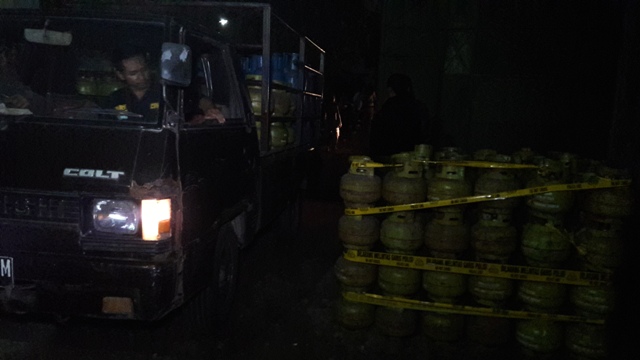 Aparat kepolisian menyita satu unit mobil pikap berisi ratusan tabung elpiji, saat penggerebekan gudang elpiji oplosan di di Dusun Mojoasri RT 001/RW 007, Desa Sawahan, Kecamatan Ngemplak, Boyolali, Jumat (29/4/2016) malam. (Hijriah AW/JIBI/Solopos)